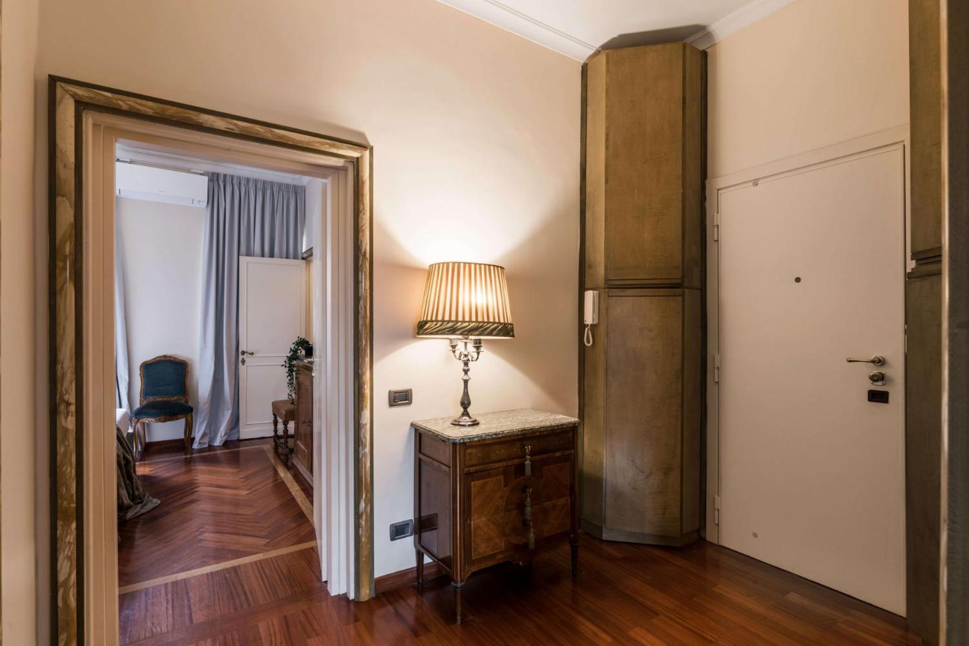 The Rent - One-bedroom In A Quiet, Classically Styled Corner Near The Quirinale Apartment *