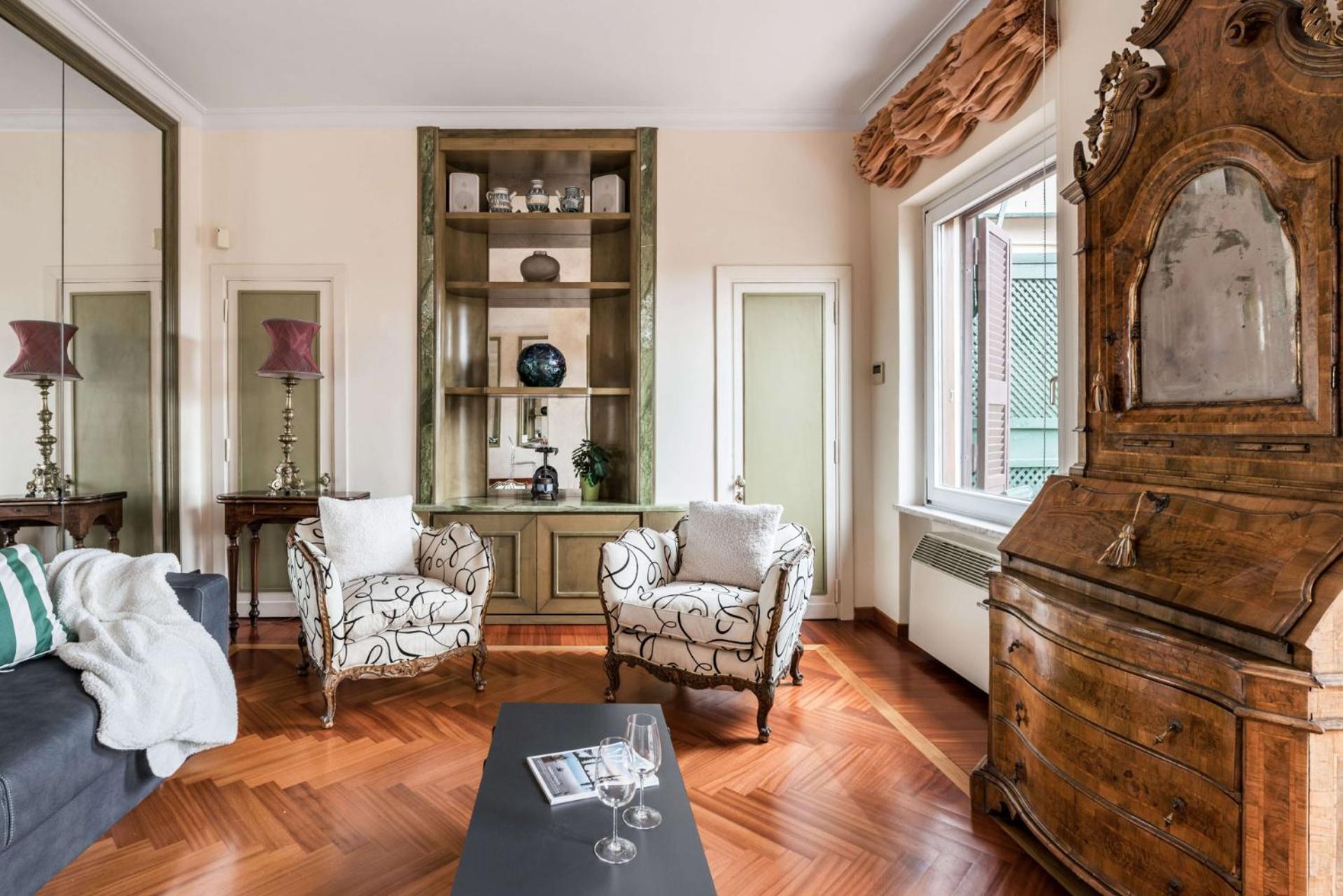 The Rent - One-bedroom In A Quiet, Classically Styled Corner Near The Quirinale Apartment